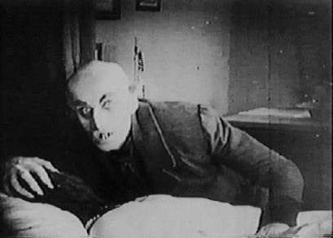 Max Schreck in una scena del film Nosferatu