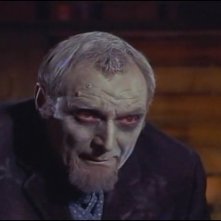 Michael Goodliffe in una scena del film Lo sguardo che uccide