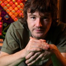 Nick Evans è Shane Maguire in una foto promozionale della serie Shameless.