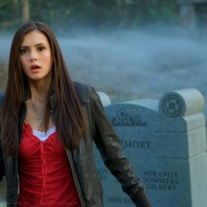 Nina Dobrev in una scena di The Vampire Diaries