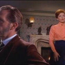 Peter Cushing con Barbara Shelley in una scena del film Lo sguardo che uccide