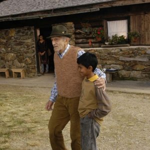 Roberto Herlitzka in una scena di Narciso, dietro i cannoni, davanti ai muli