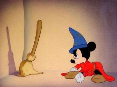 Topolino cerca di animare la scopa nel celebre episodio de L'apprendista stregone in Fantasia