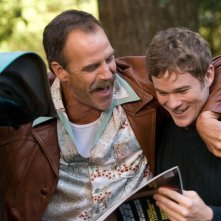 Aaron Ashmore e Richard Burgi in una scena del film 'The Christmas Cottage'