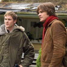 Aaron Ashmore insieme a Jared Padalecki in una scena del film 'The Christmas Cottage'