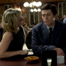 Amy Carlson e Willem Dafoe in una scena del film Anamorph