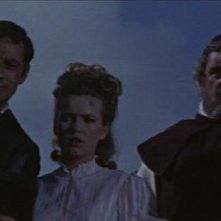 Andrew Keir con Francis Matthews e Suzan Farmer in una scena del film Dracula principe delle tenebre