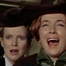 Barbara Shelley e Suzan Farmer spaventate nel film Dracula principe delle tenebre