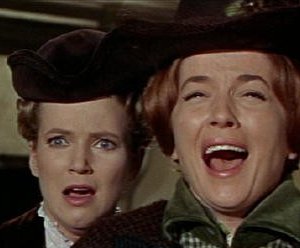 Barbara Shelley e Suzan Farmer spaventate nel film Dracula principe delle tenebre