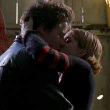 Brendan Fehr bacia Majandra Delfino nell'episodio 'Amore alieno' di Roswell