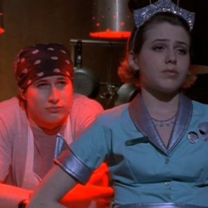 Brendan Fehr e Majandra Delfino al Crashdown cafè nell'episodio 'Follia' di Roswell