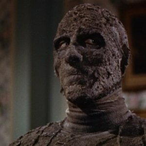 Christopher Lee è Kharis nel film La mummia