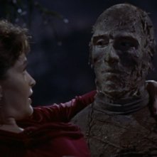 Christopher Lee e Yvonne Furneaux in una scena del film La mummia