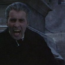 Christopher Lee in una sequenza del film Dracula principe delle tenebre