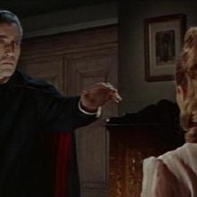 Christopher Lee seduce Suzan Farmer in una scena del film Dracula principe delle tenebre