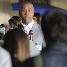 Derek Webster in una scena dell'episodio Roles of Engagement della serie Mental