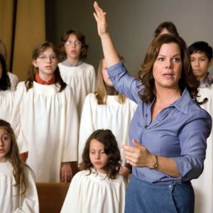 Marcia Gay Harden interpreta Maryanne Kinkade nel film 'The Christmas Cottage'