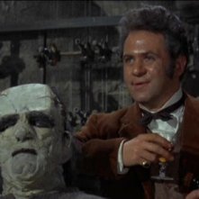 Kiwi Kingston e Peter Woodthorpe in una scena del film La rivolta di Frankenstein