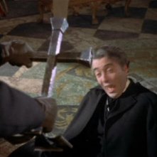 Peter Cushing affronta Christopher Lee in una scena del film Dracula il vampiro