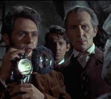 Peter Cushing con Peter Woodthorpe e Sandor Elès in una scena del film La rivolta di Frankenstein
