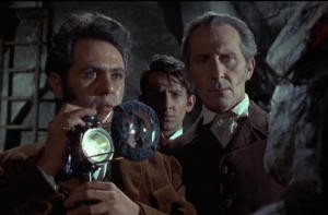 Peter Cushing con Peter Woodthorpe e Sandor Elès in una scena del film La rivolta di Frankenstein