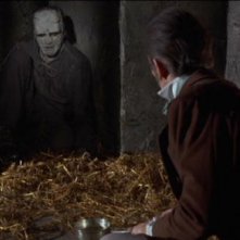Peter Cushing e Kiwi Kingston in una scena del film La rivolta di Frankenstein