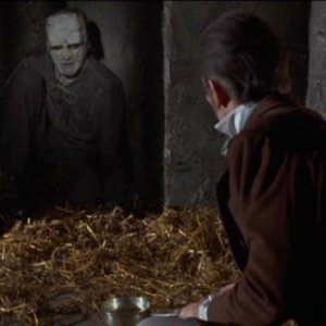 Peter Cushing e Kiwi Kingston in una scena del film La rivolta di Frankenstein