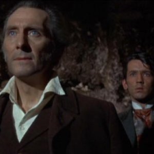 Peter Cushing e Sandor Elès in una scena del film La rivolta di Frankenstein