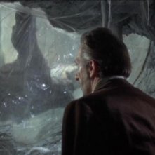 Peter Cushing in una scena del film La rivolta di Frankenstein