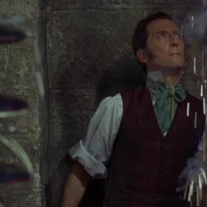 Peter Cushing in una sequenza del film La rivolta di Frankenstein