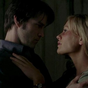 Stephen Moyer e Anna Paquin in una scena dell'episodio 'Nothing But The Blood' della seconda stagione della serie True Blood