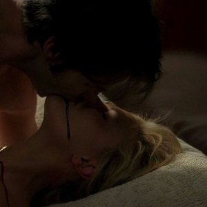 Stephen Moyer e Anna Paquin si baciano nel sangue nella sensuale scena di sesso dell'episodio 'Nothing But The Blood' della seconda stagione di True Blood