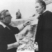 Terence Fisher dirige Christopher Lee sul set del film Dracula il vampiro