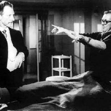 Terence Fisher e Peter Cushing sul set del film Lo sguardo che uccide