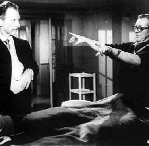 Terence Fisher e Peter Cushing sul set del film Lo sguardo che uccide