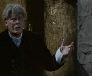 Thorley Walters è il pazzo Ludwig nel film Dracula principe delle tenebre