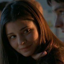 Un primo piano di Shiri Appleby mentre osserva Jason Behr nell'episodio 'Amore alieno' di Roswell