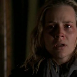 Una sconvolta Julie Benz (Kathleen Topolsky) nell'episodio 'Follia' di Roswell