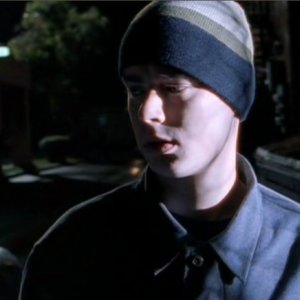 Uno spaventato Alex (Colin Hanks) nell'episodio 'Follia' di Roswell