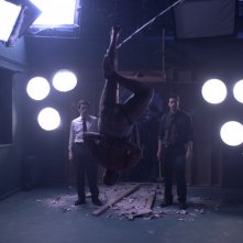 Willem Dafoe e Scott Speedman in una scena del film Anamorph