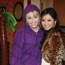Brenda Song e Miley Cyrus nell'episodio Super(stitious) Girl di Hannah Montana