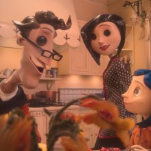 Coraline e i suoi genitori alternativi in una scena del film Coraline e la porta magica
