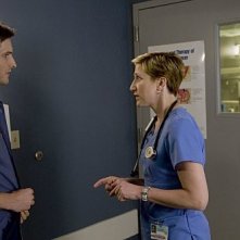 Edie Falco e Peter Facinelli nel pilot di Nurse Jackie
