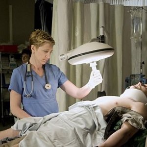 Edie Falco in una scena del pilot di Nurse Jackie