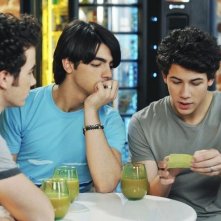 I Jonas Brothers in una scena dell'episodio Band's Best Friend della serie Jonas