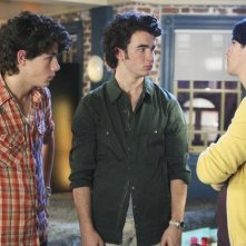 I Jonas Brothers in una scena dell'episodio Groovy Movies della serie TV Jonas