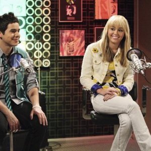 Miley Cyrus e la guest star David Archuleta in un momento dell'episodio Promma Mia di Hannah Montana