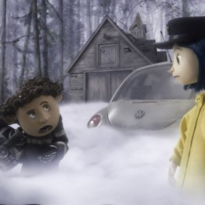 Una scena immersa nella nebbia del film d'animazione Coraline e la porta magica