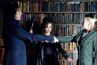 Alan Rickman, Helena Bonham Carter e Helen McCrory in una scena del film Harry Potter e il principe mezzosangue