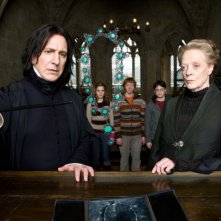 Alan Rickman Maggie Smith E Sullo Sfondo Emma Watson Rupert Grint E Daniel Radcliffe In Una Scena Di Harry Potter E Il Principe Mezzosangue 121304